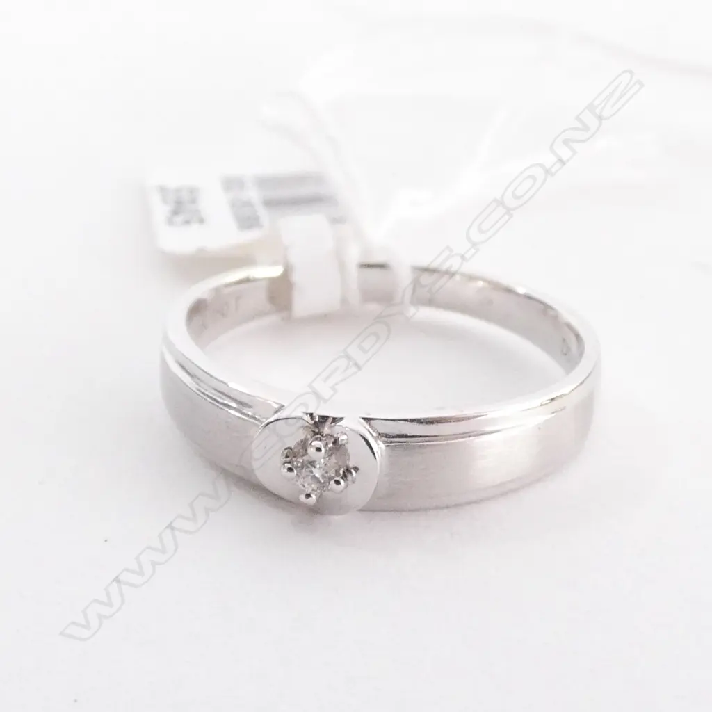 18CT WHITE GOLD AND DIAMOND RING Image 1++