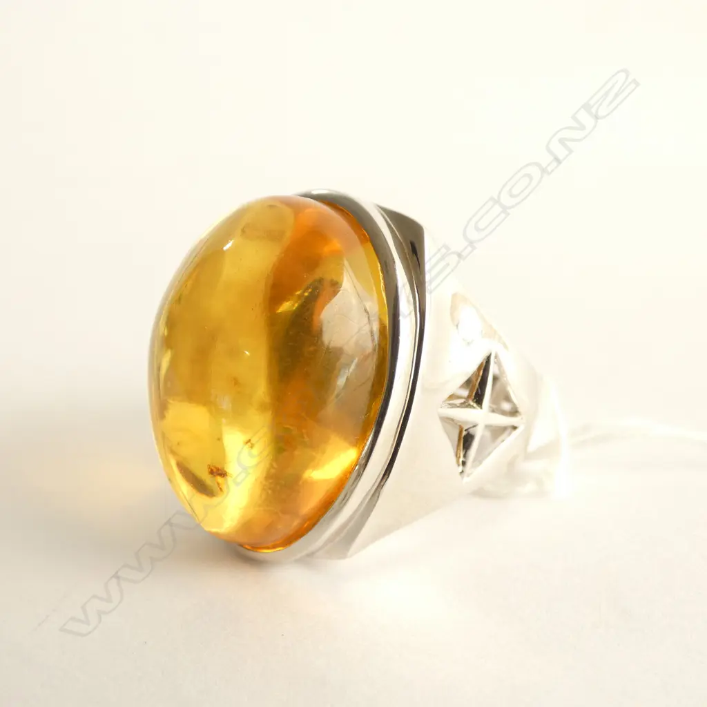 LGE SILVER AMBER RING INSECT WITHIN THE AMBER Image 1++