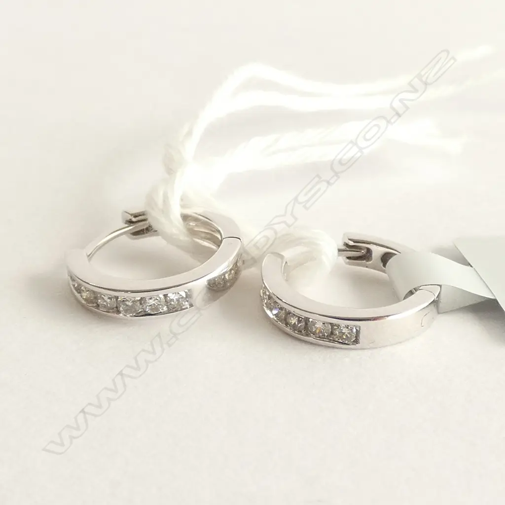 PR 18ct W/GOLD 14 DIAMOND EARRINGS 0.14CT tdw Image 1++
