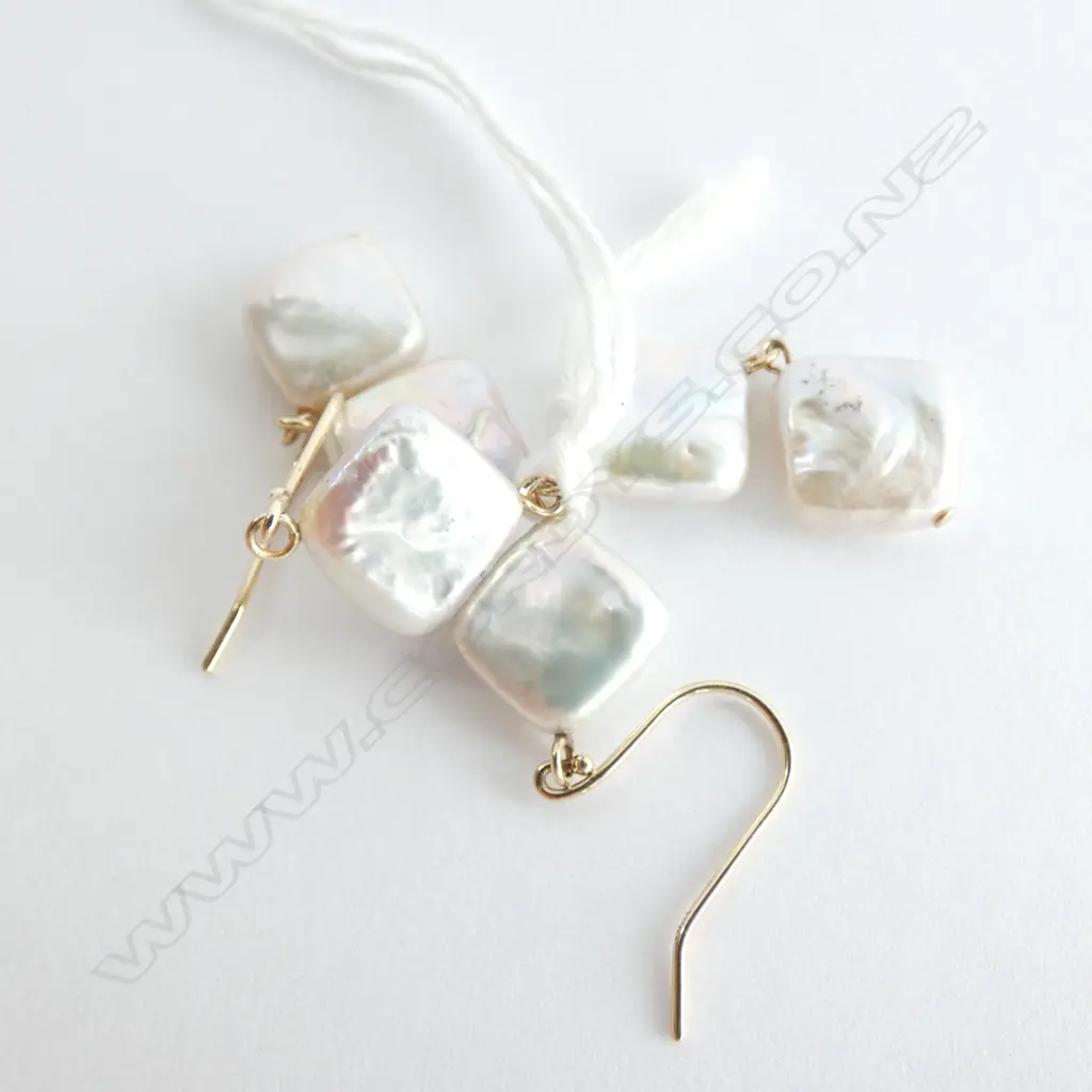 9ct GOLD TRIPLE FRESH WATER PEARL EARRINGS Image 1++