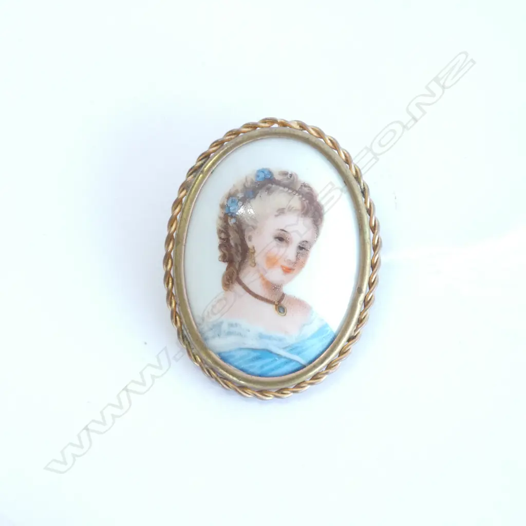 LIMOGE PORCELAIN BROOCH Image 1++