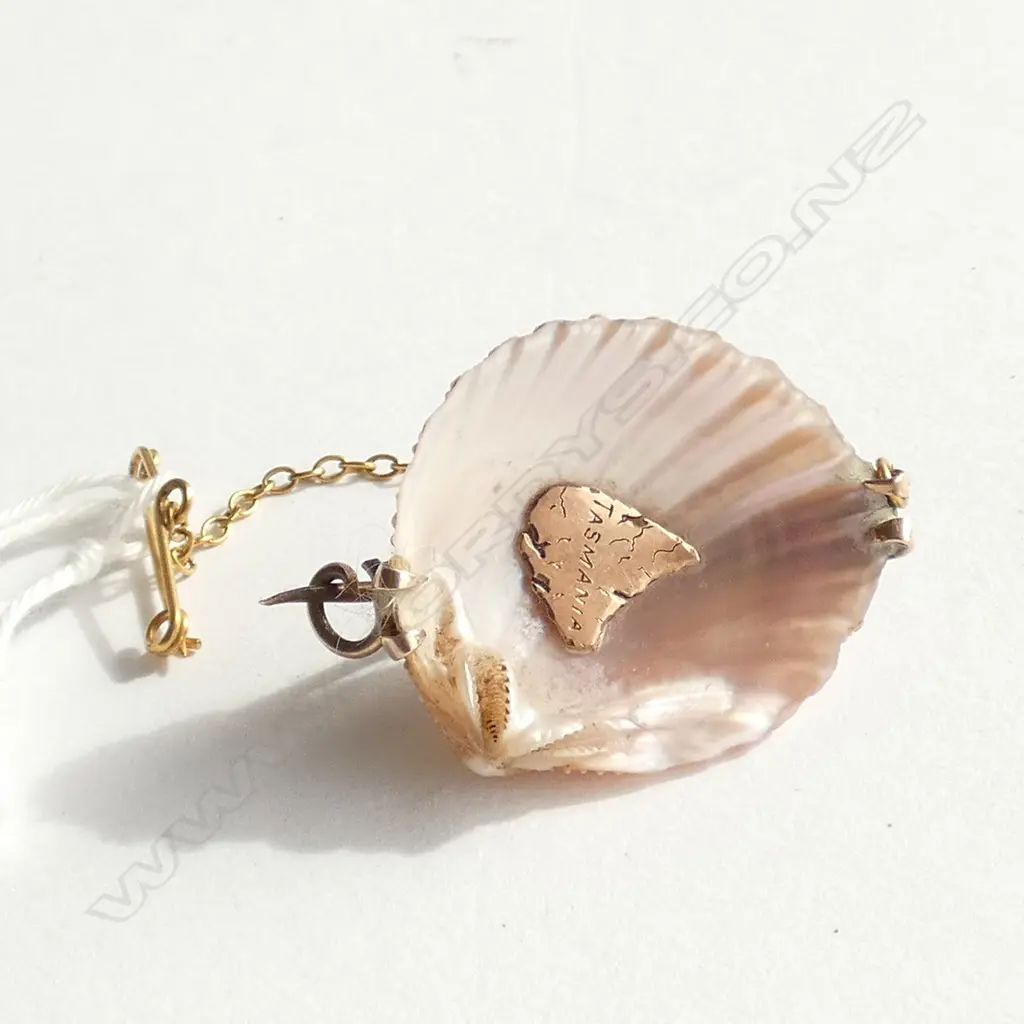 VINTAGE 10CT ROSE GOLD MOUNTED SHELL BROOCH Image 1++