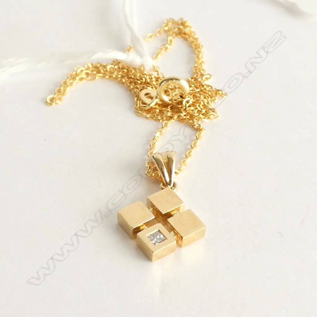 18ct GOLD & DIAMOND PENDANT 2gm ON ITALIAN SILVER GILT CHAIN Image 1++