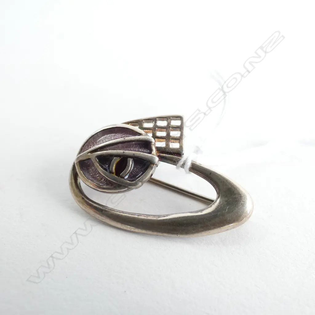 SILVER AND ENAMEL BROOCH Image 1++