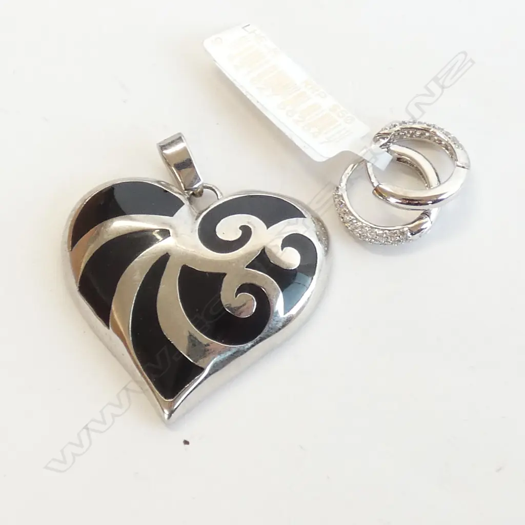 KAGI HEART PENDANT AND EARRINGS Image 1++