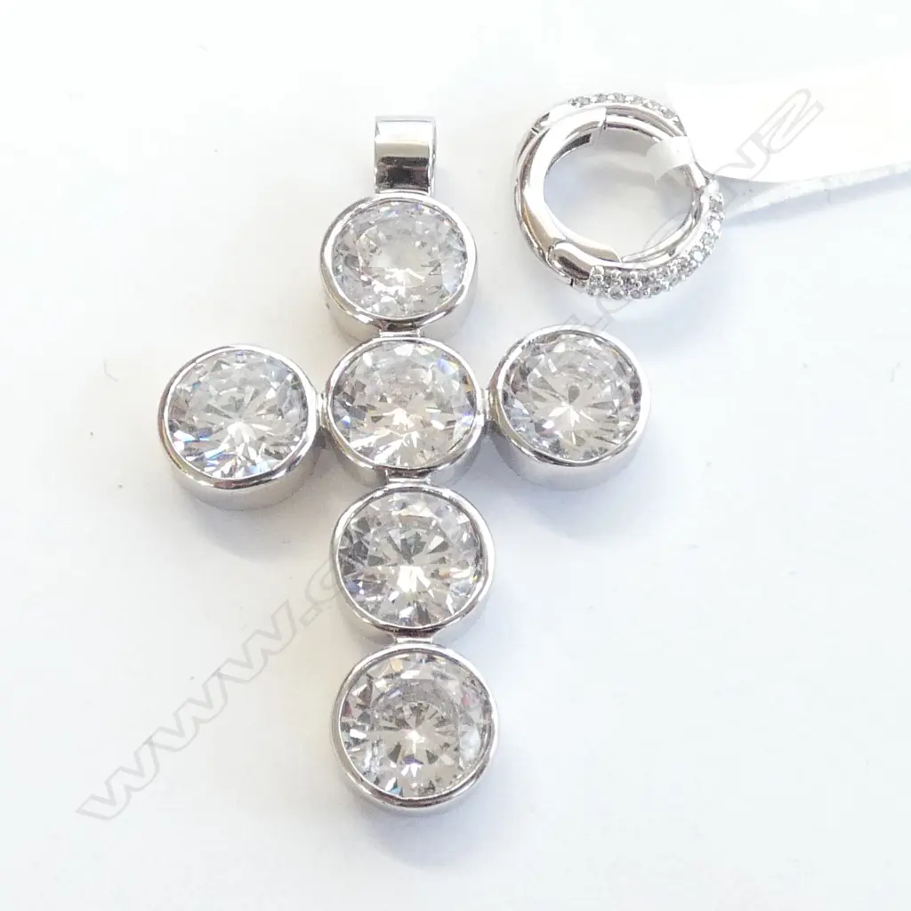 KAGI CROSS PENDANT & EARRINGS Image 1++