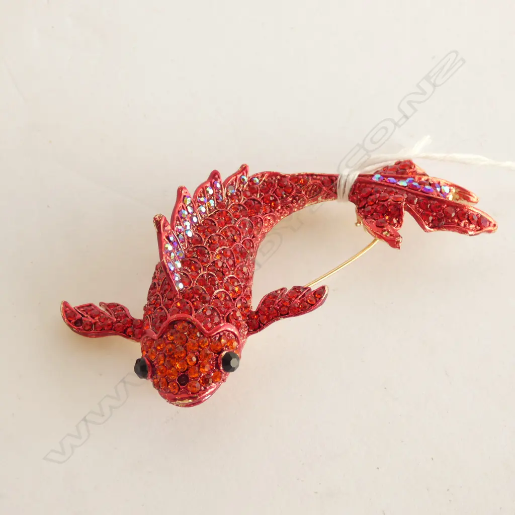 LARGE RED RHINSTONE FISH BROOCH L 8O MM Image 1++