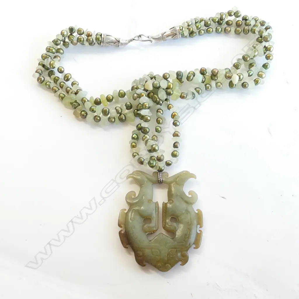 CHINESE JADE NECKLACE WITH LARGE JADE PENDANT Image 1++