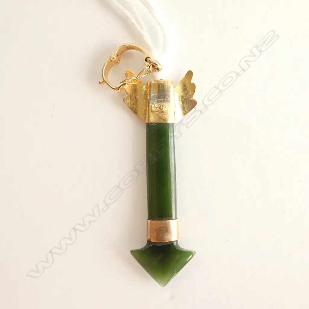 9CT COLONIAL GOLD & NEPHRITE ARROW PENDANT Image 1++