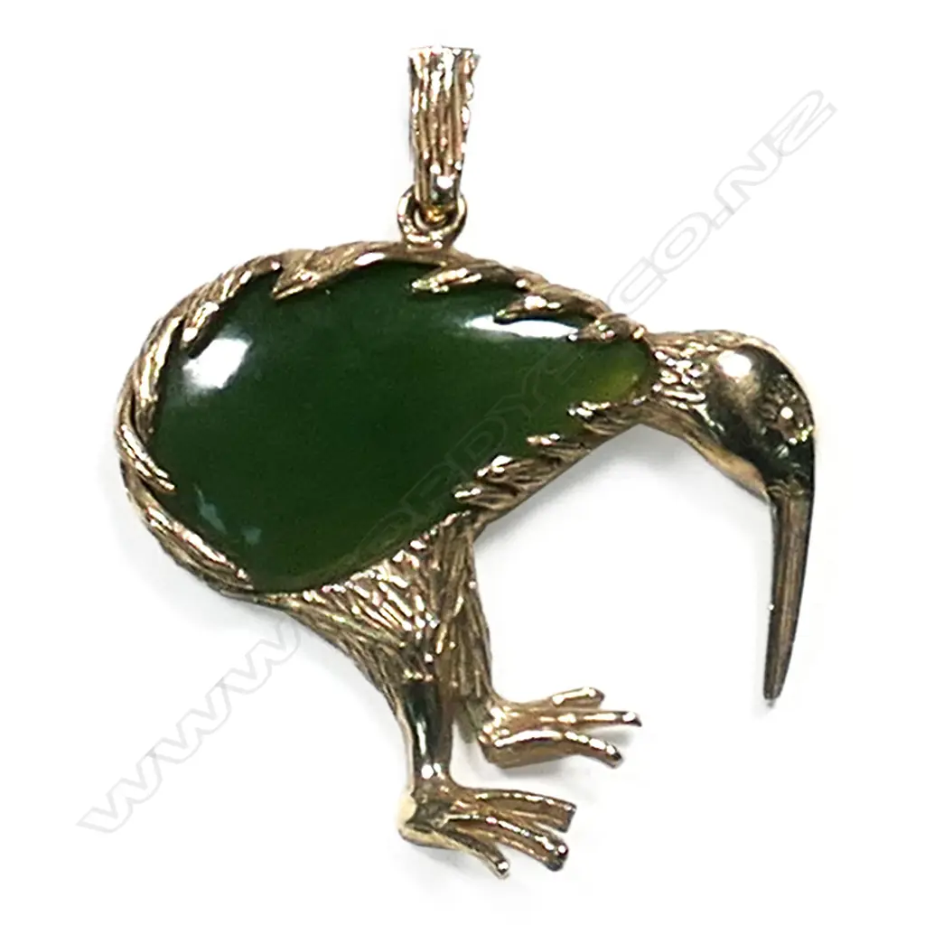 A vintage 9ct and pounamu kiwi pendant, Image 1++