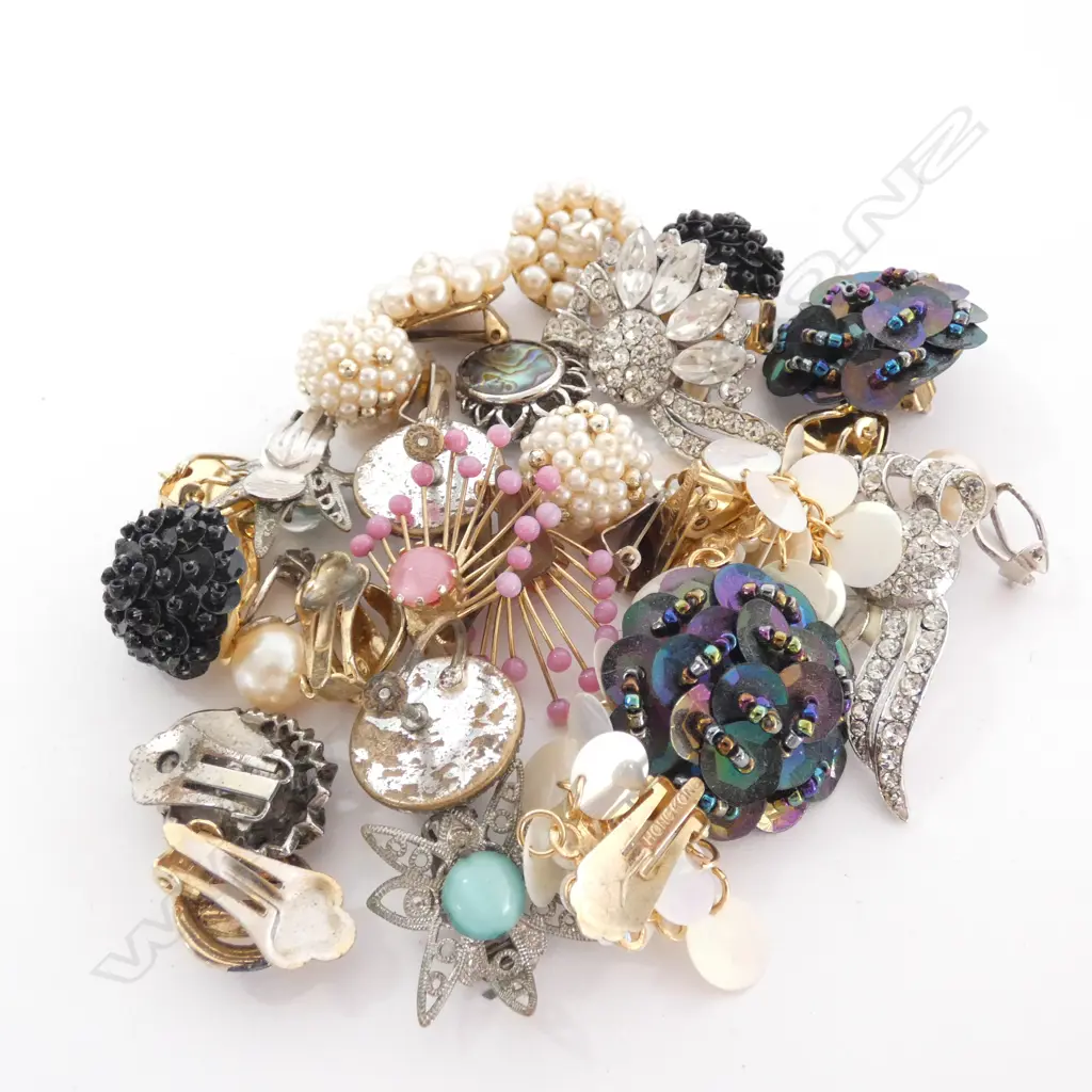 13 PAIR VINTAGE CLIP ON EARRINGS Image 1++