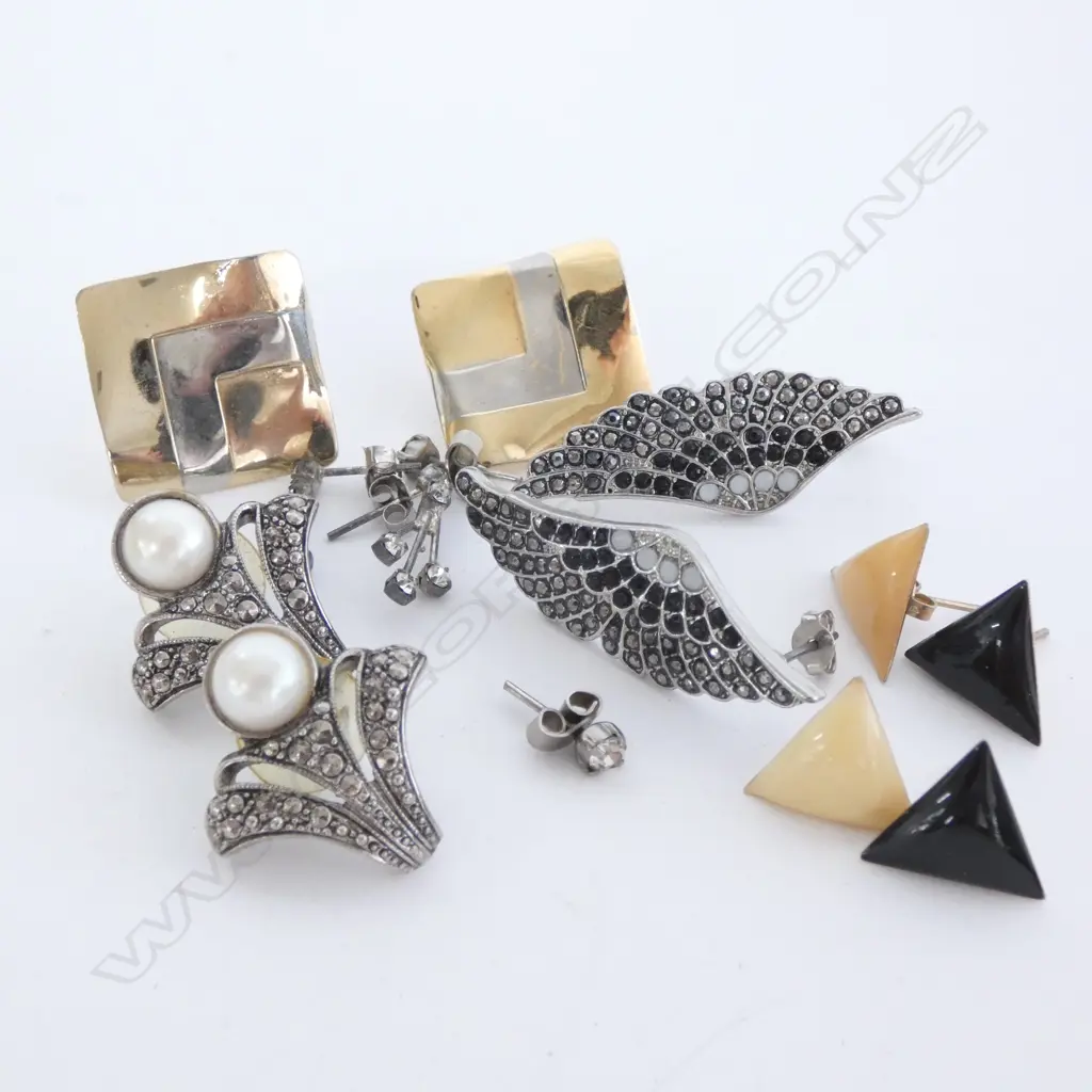7 PAIR BUTTERFLY CLIP EARRINGS Image 1++