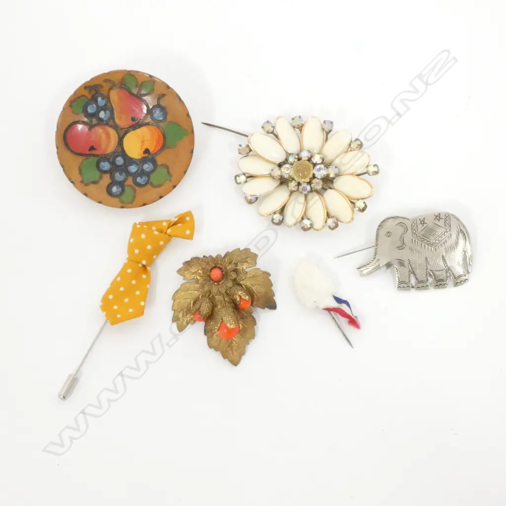SMALL BAG OF ASST COSTUME JEWELLERY Image 1++