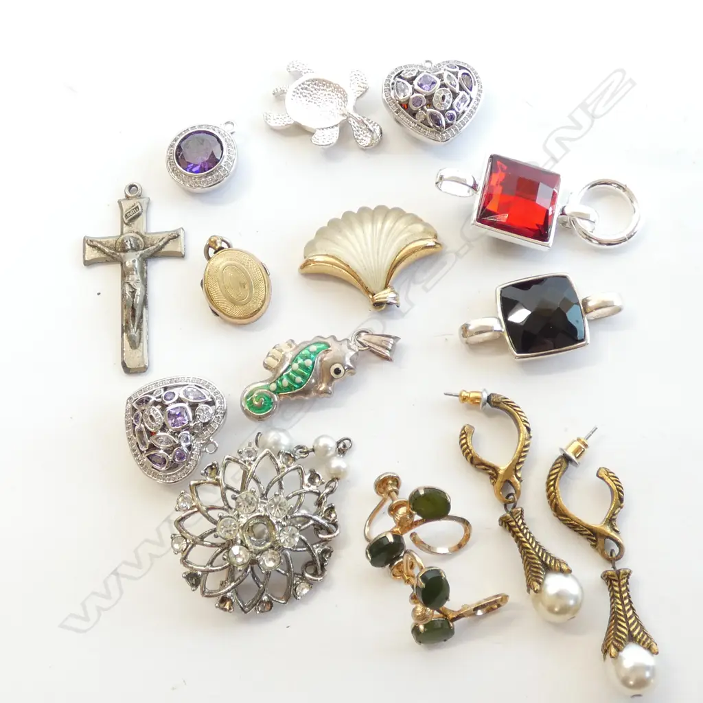 BAG OF KAGI EARRINGS CRUCIFIX ETC. Image 1++