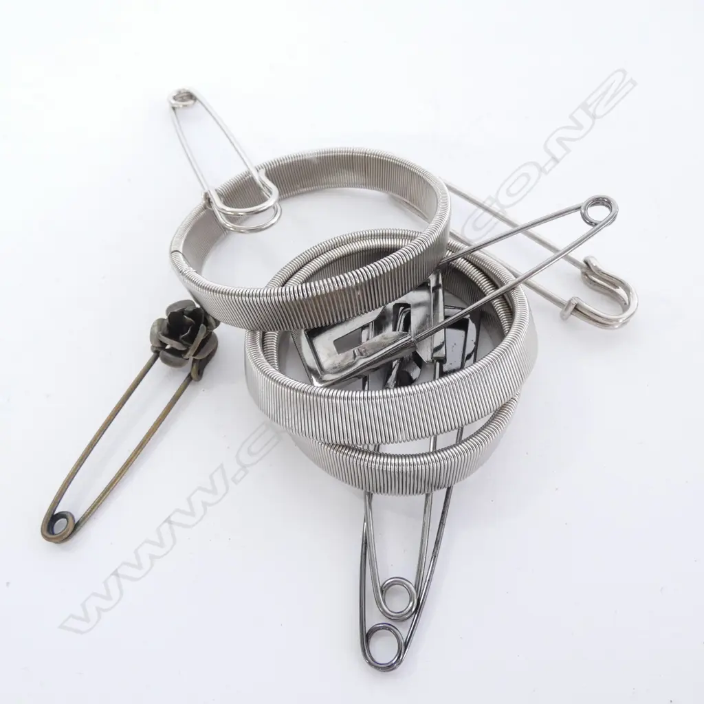 5 ASST KILT PINS, 3 METAL SLEEVE GARTERS & ONE OTHER PIN Image 1++