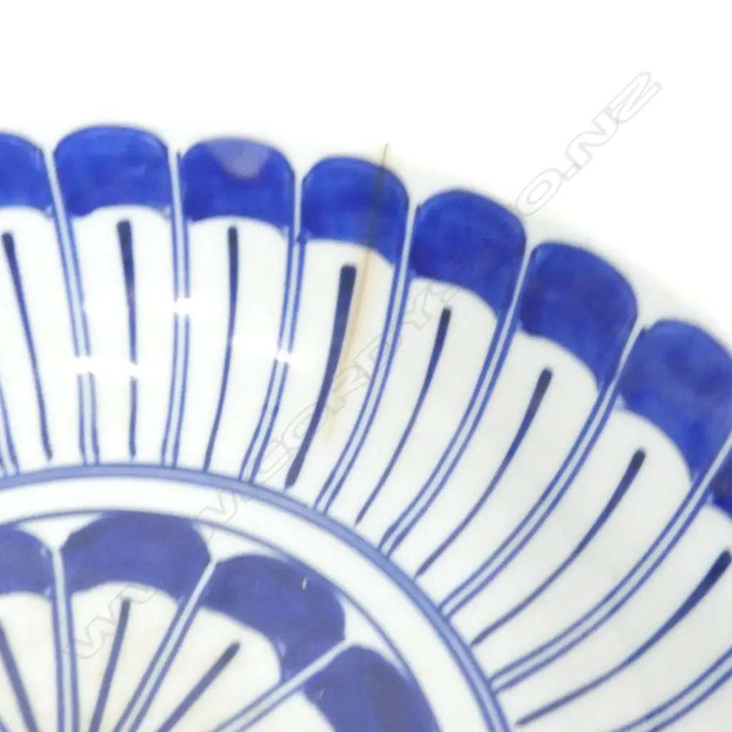 TWO LARGE OLD CHINESE BLUE & WHITE BOWLS. DIA. 250MM & 180MM - CRACK TO SMALLER BOWL. Image 1++
