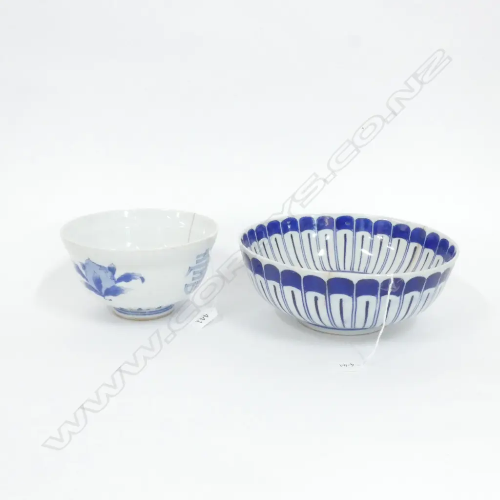 TWO LARGE OLD CHINESE BLUE & WHITE BOWLS. DIA. 250MM & 180MM - CRACK TO SMALLER BOWL. Image 1++