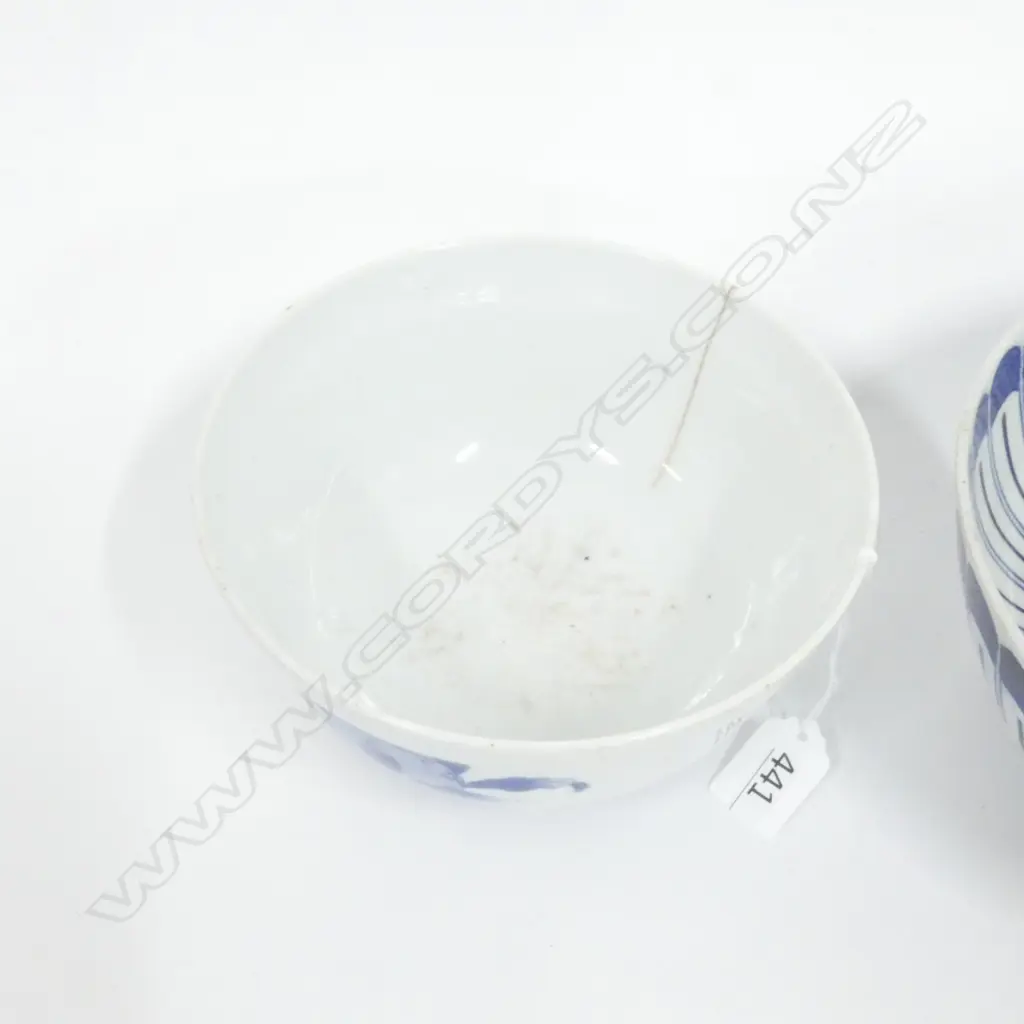 TWO LARGE OLD CHINESE BLUE & WHITE BOWLS. DIA. 250MM & 180MM - CRACK TO SMALLER BOWL. Image 1++