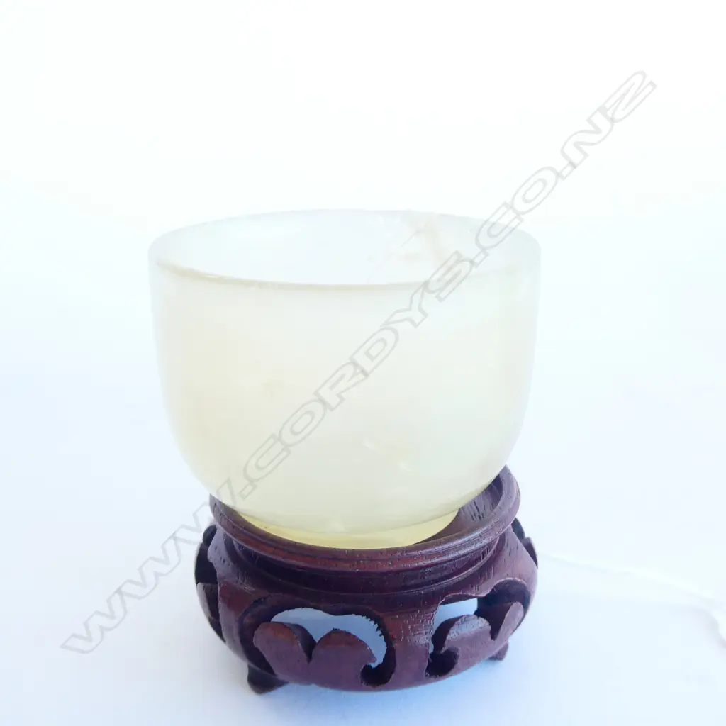 ORIENTAL GREEN CRYSOPHASE CUP & WOODEN STAND. H. 43MM  Image 1++
