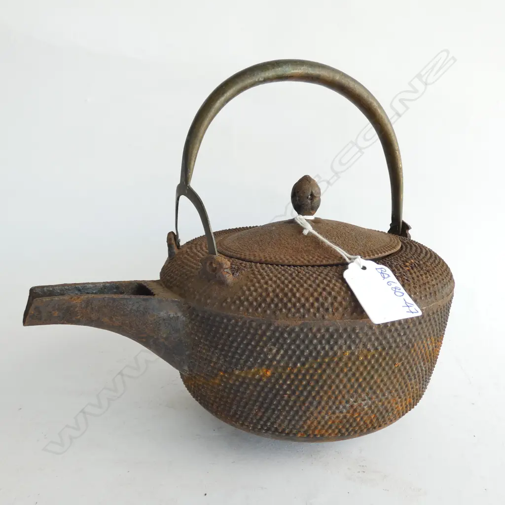 JAPANESE IRON TEAPOT  H. 215MM - NEEDS FASTENER REPAIR TO HANDLE Image 1++