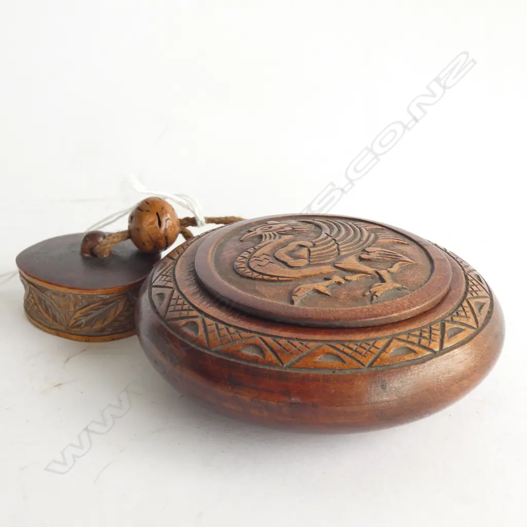 OLD JAPANESE CARVED WOODEN TABACCO BOX & NETSUKE Image 1++