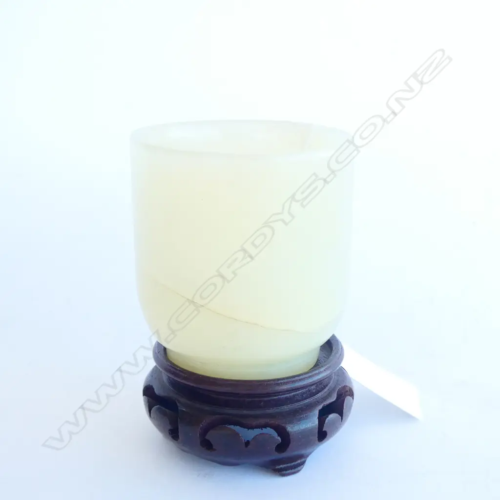 ORIENTAL GREEN CRYSOPHASE CUP & WOODEN STAND. H. 65MM Image 1++