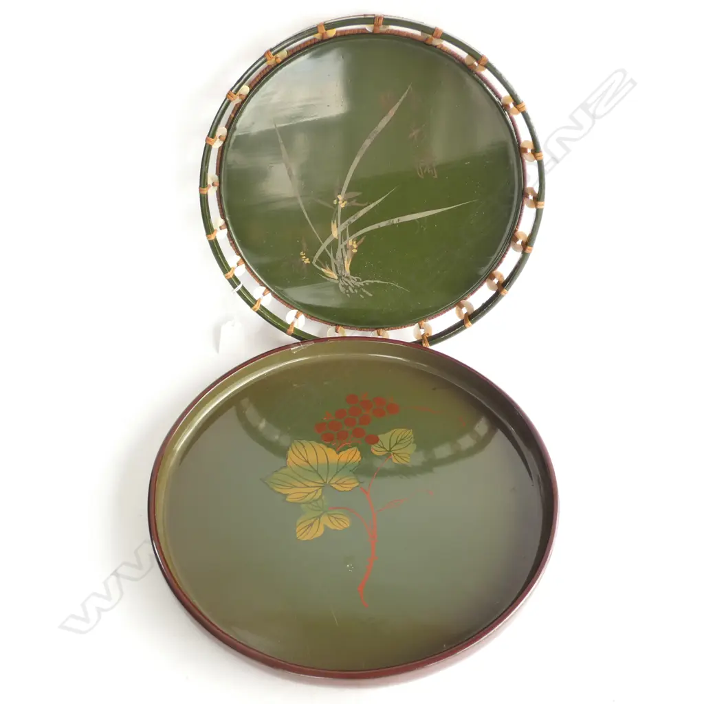 PR LACQUER CEDAR TRAYS, ONE WITH SHELL BORDER LARGEST DIA. 330MM Image 1++