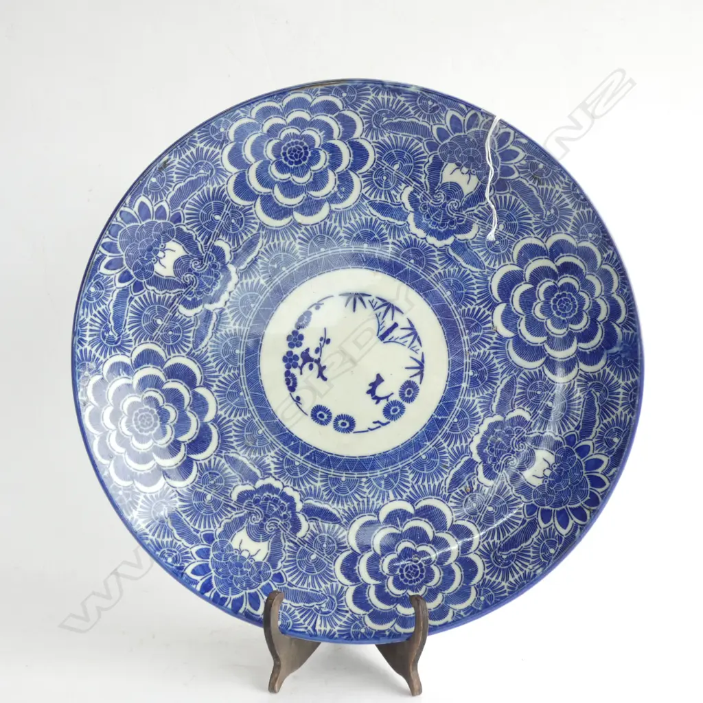 BLUE AND WHITE ORIENTAL PORCELAIN CHARGER Image 1++