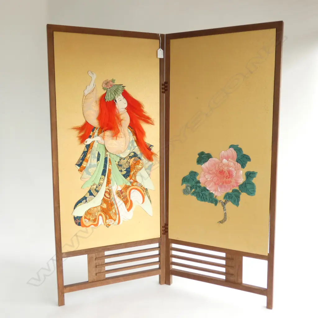 VINTAGE JAPANESE TWO FOLD SCREEN APPLIED CLOTH FIGURES.. Image 1++