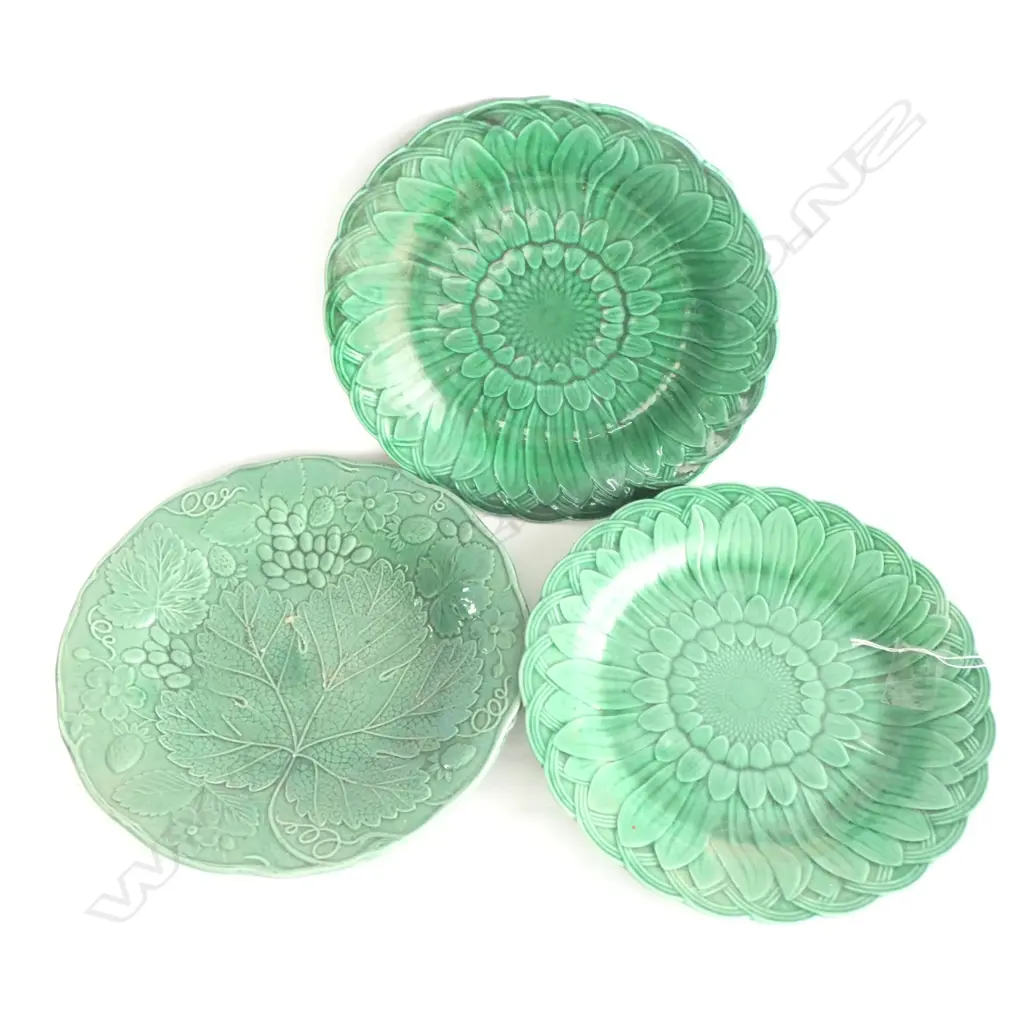 3 WEDGEWOOD MAJOLICA GREEN PLATES  Image 1++