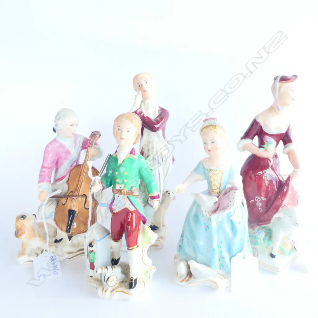 5 WEDGWOOD FIGURINES; SHEPHERD & SHEPHERDESS AF, CELLO, PEACE & WAR H. 190MM Image 1++