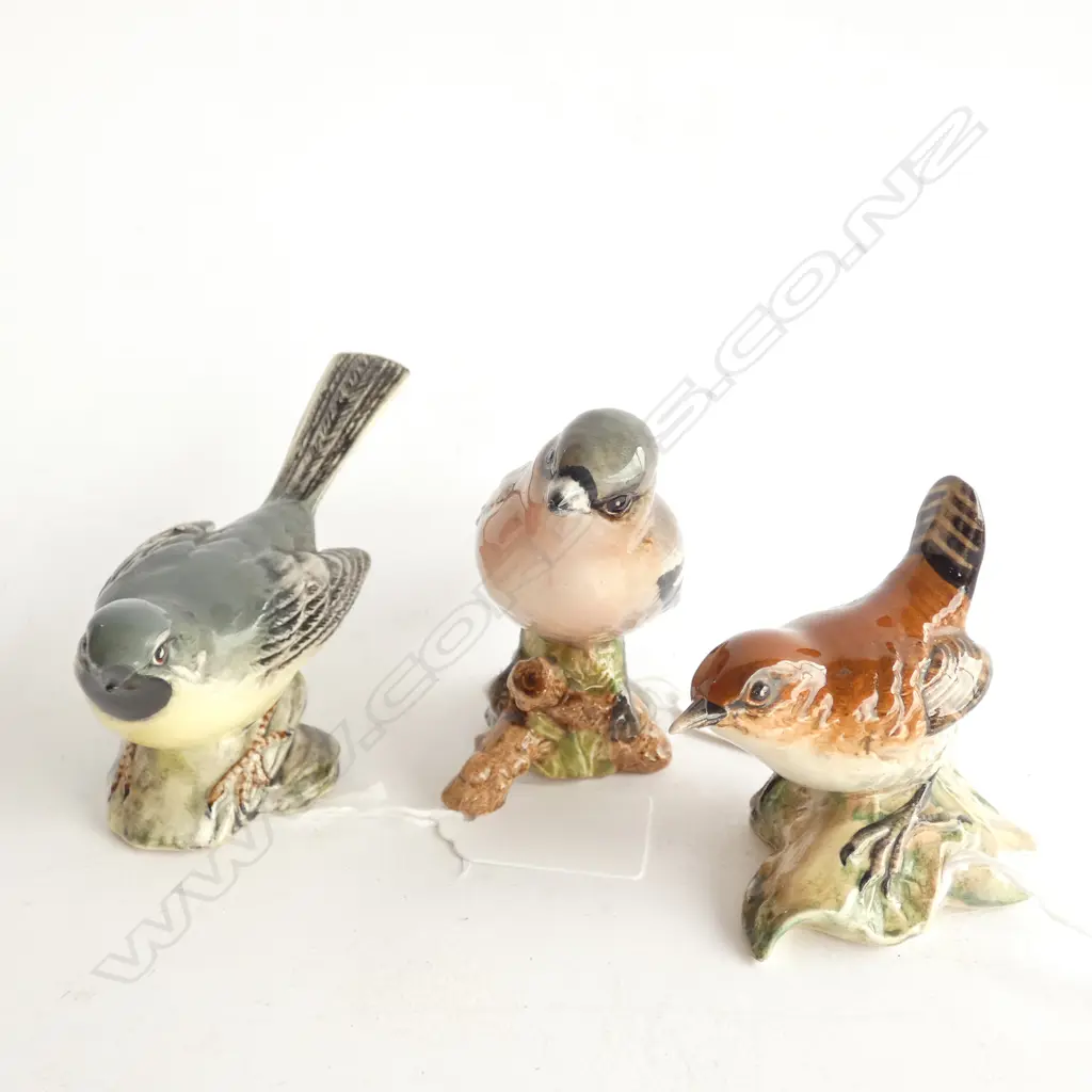 3 BESWICK BIRD FIGURINES CHAFFINCH 991 - GREY WAGTAIL 1041 &WREN 993 Image 1++