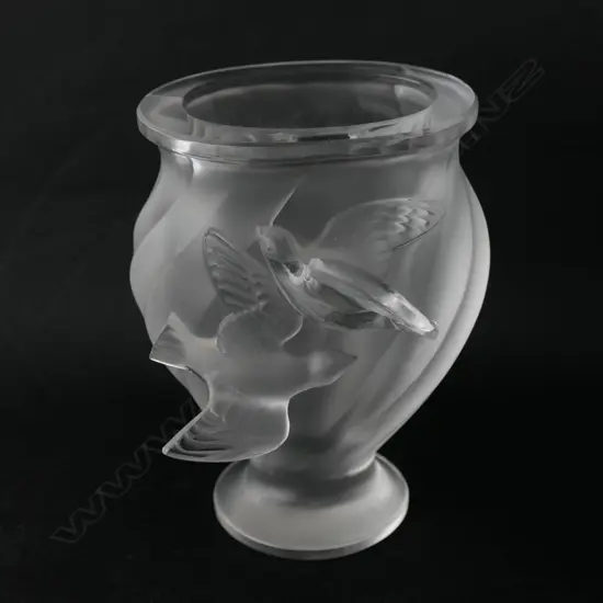 RENE LALIQUE DOVE VASE, ETCHED TO BASE, H. 130MM small wing tip chip