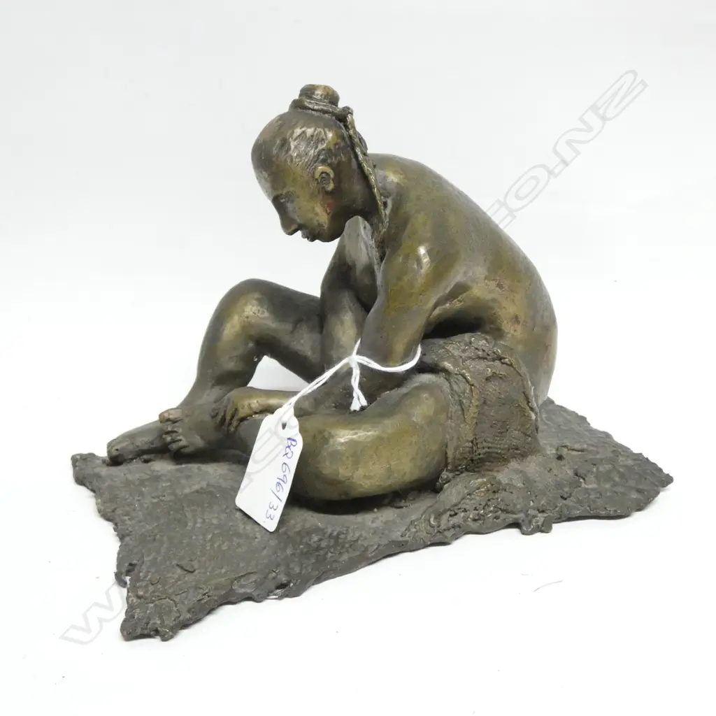 BRONZE SCULPTURE SEATED WOMAN L. 180MM Image 1++