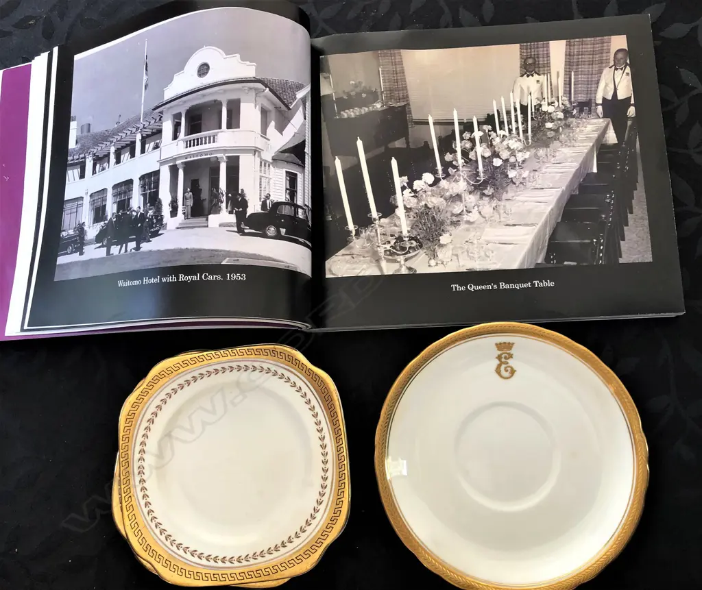 5 GOLD RIMMED PLATES EX QEII'S NEW YEARS DINNER 1953 Image 1++