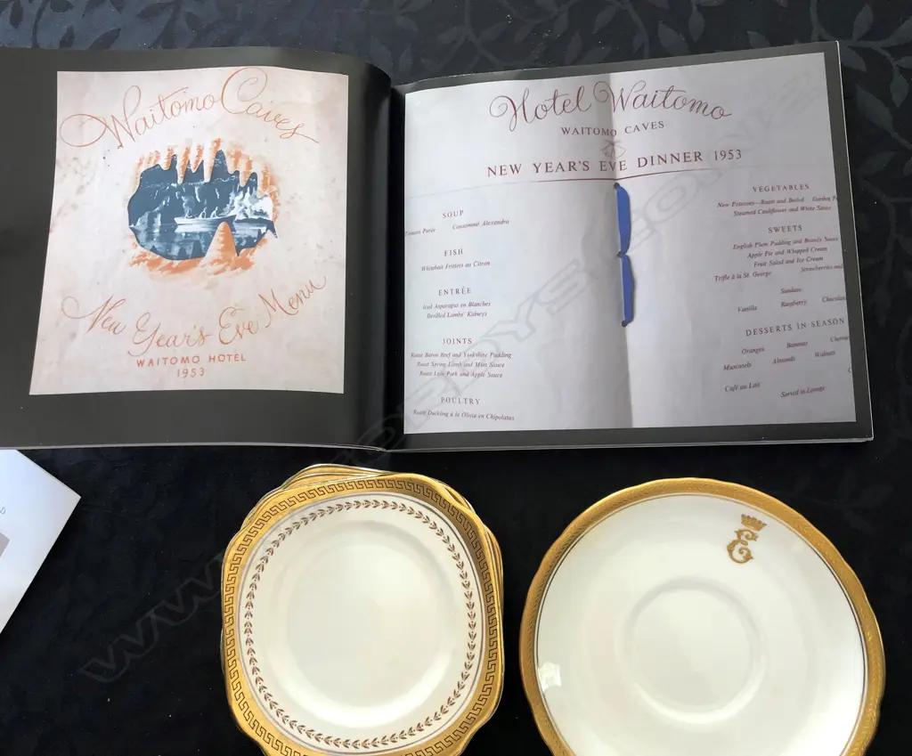5 GOLD RIMMED PLATES EX QEII'S NEW YEARS DINNER 1953 Image 1++