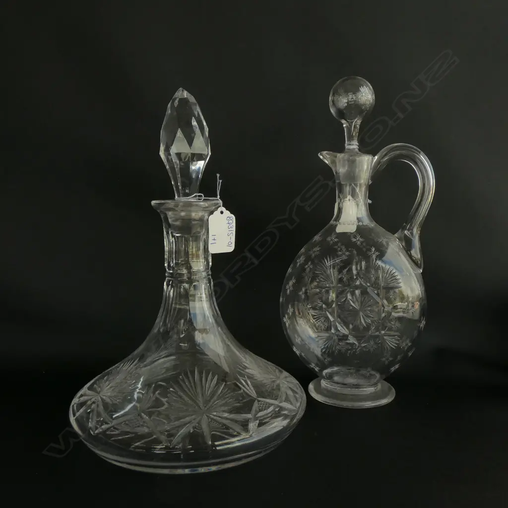 2 DECANTERS CUT CRYSTAL Image 1++