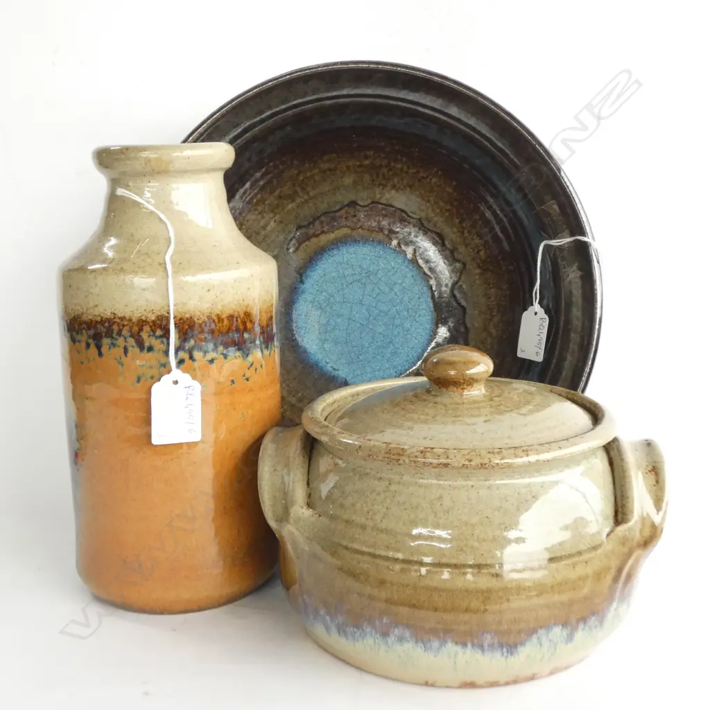 3 CERAMIC PCES; BOWL 305MM DIA, CROCK & BOTTLE BOTH STAMPED HINAU Image 1++