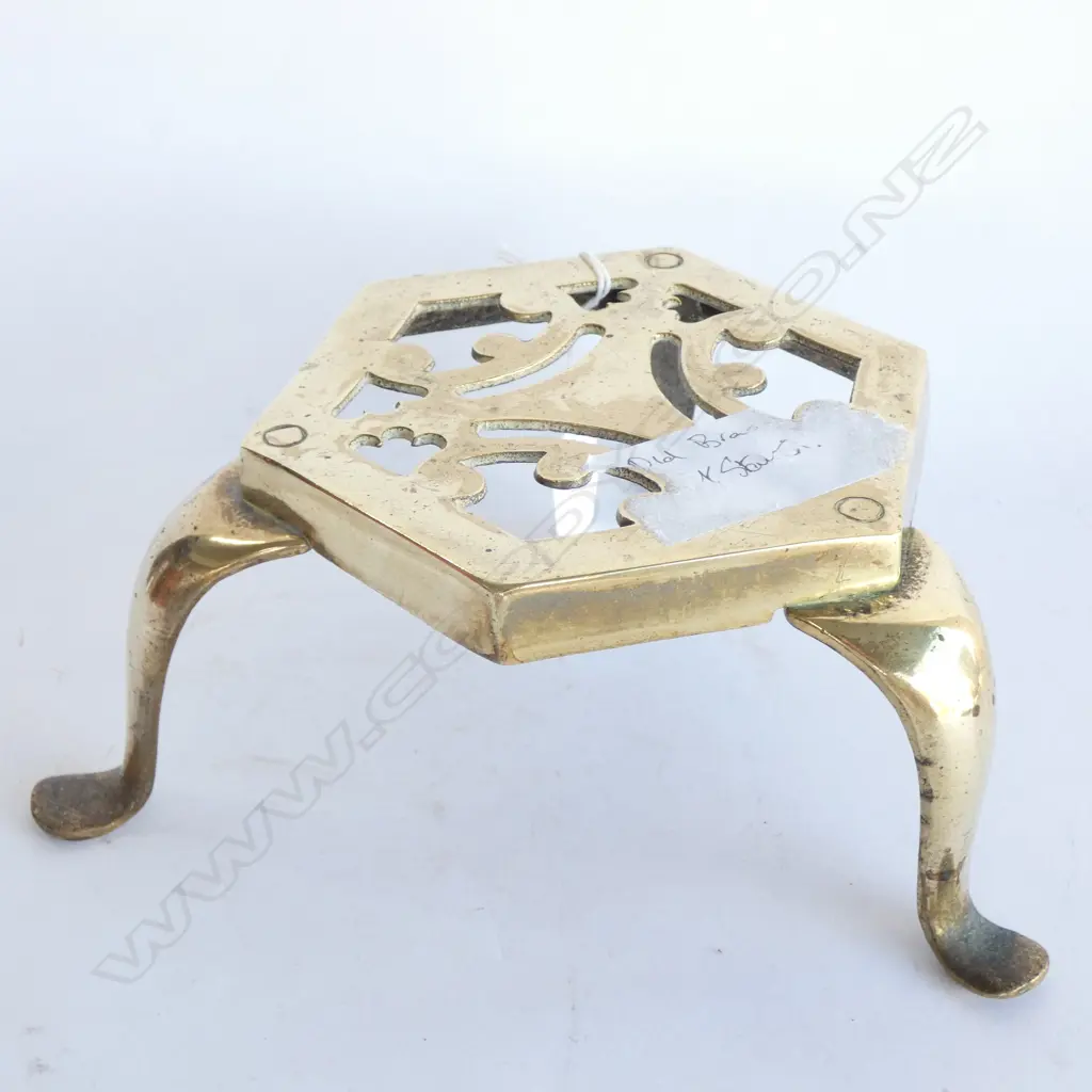 OLD BRASS POT STAND TRIPOD Image 1++