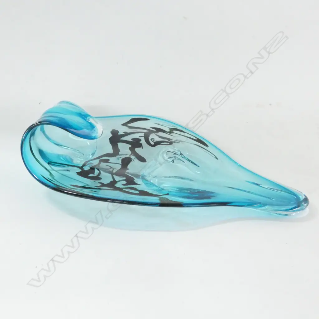 NZ GLASS BLOWN STUDIO DISH BY JAN KOCIAN  / SIGNED & DATED 2012  L. 330 MM Image 1++