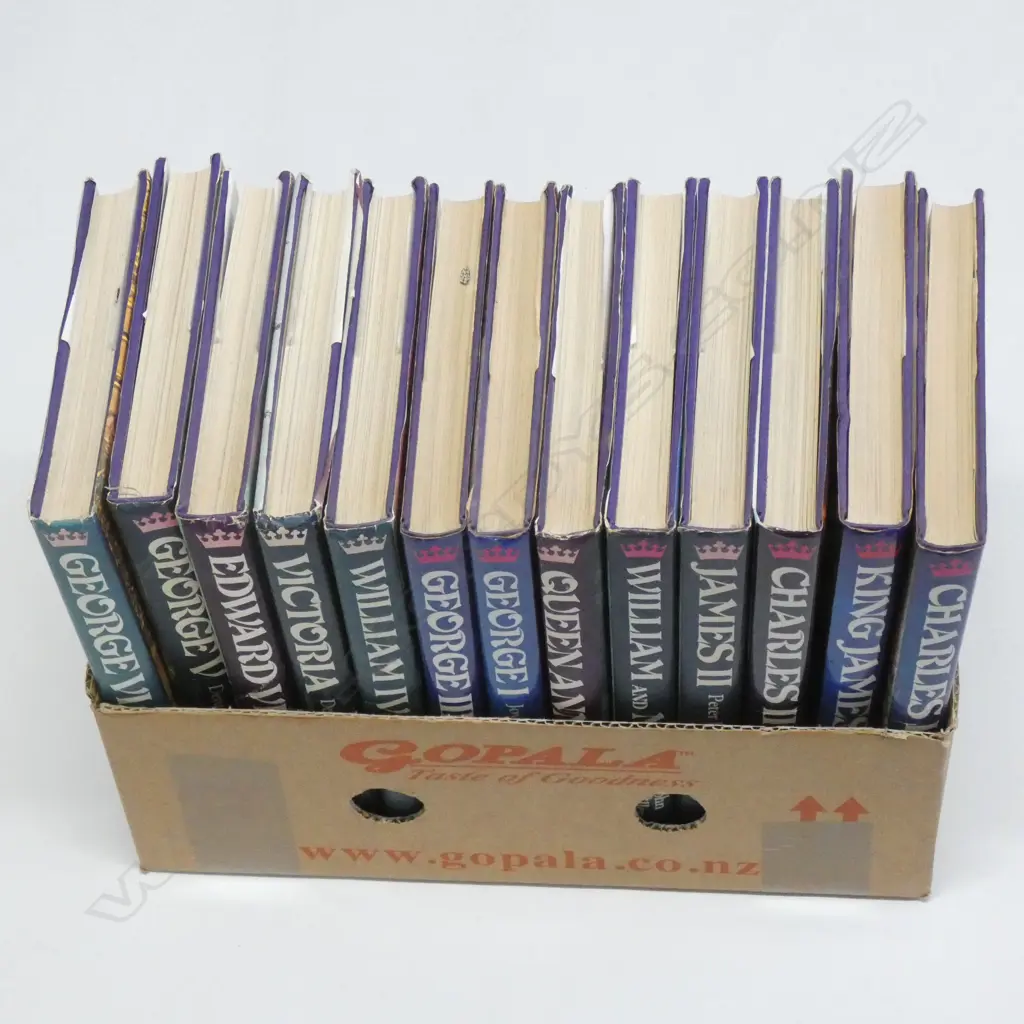 BOX ILLUSTRATED BOOKS ' KINGS & QUEENS OF ENGLAND' - 13 BOOKS Image 1++