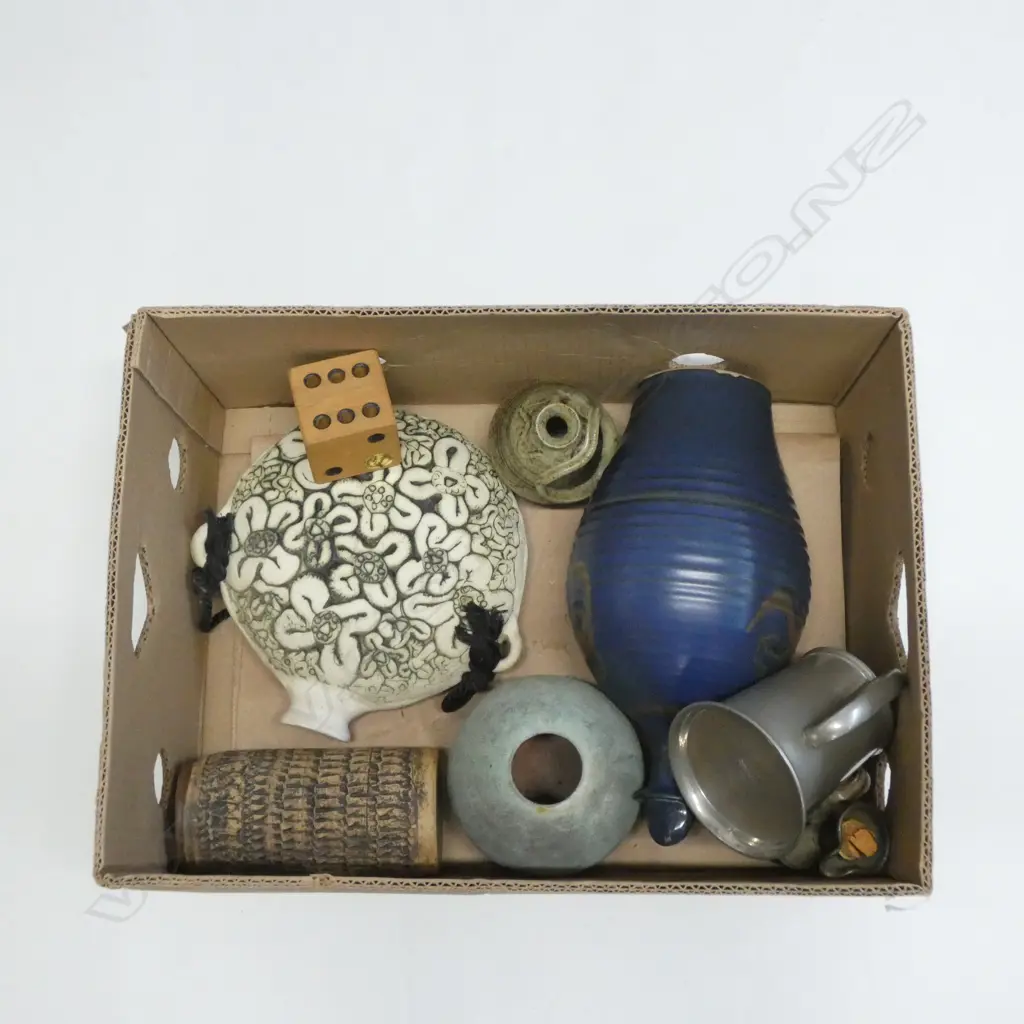 BOX LOT NZ STUDIO POTTERY ETC  Image 1++