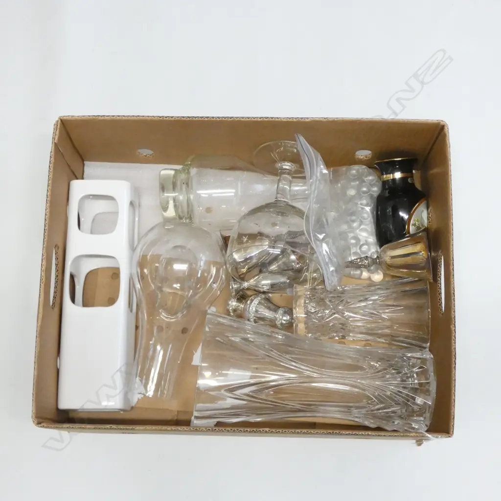 BOX ASST GLASS & SILVER PLATE ITEMS Image 1++