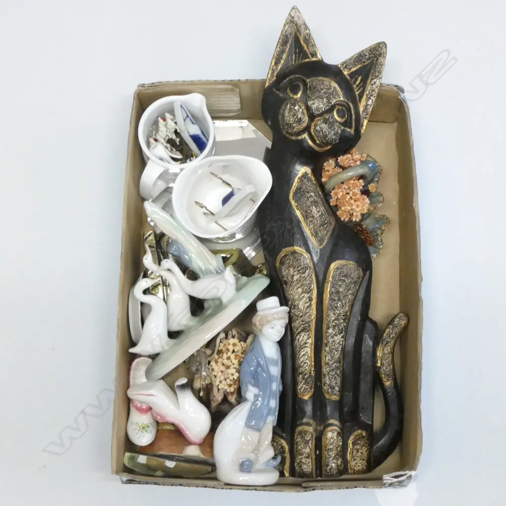 SM BOX FIGURINES INCL. MINIATURES & NAO  Image 1++