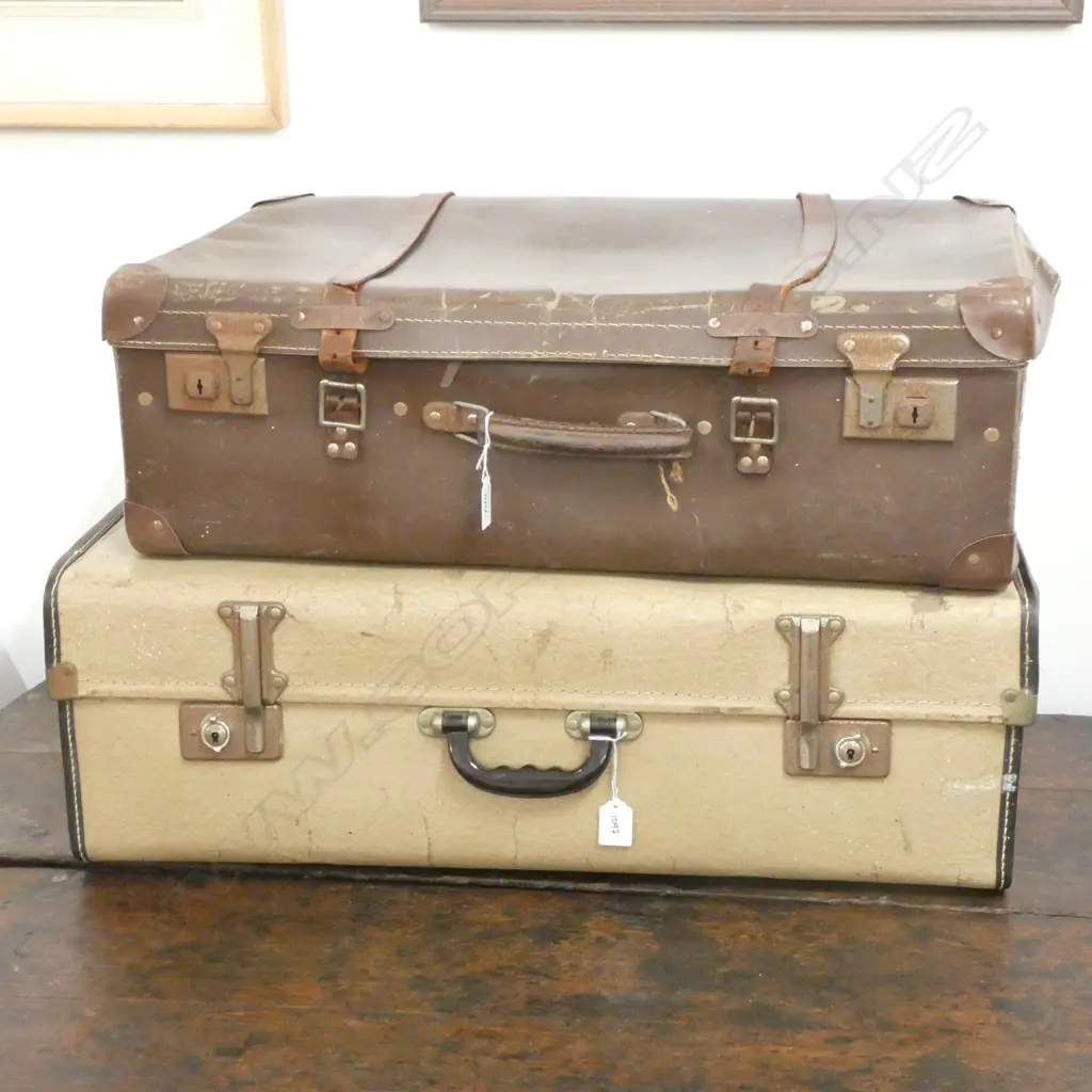 2 VINTAGE SUITCASES  Image 1++