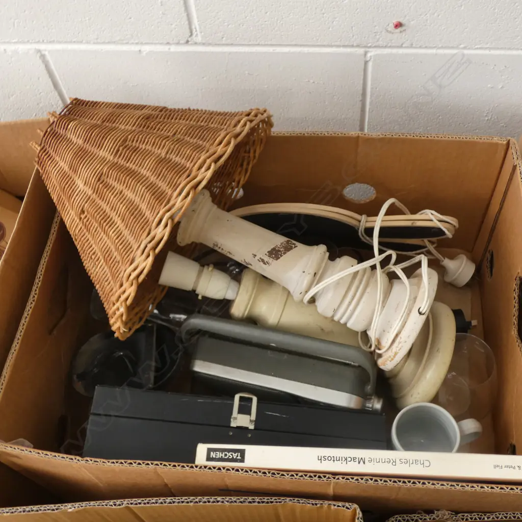 BOX LOT LAMPS ETC  Image 1++
