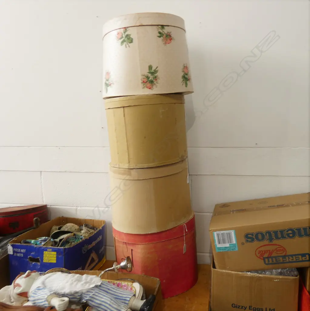 4 VINTAGE HAT BOXES EMPTY Image 1++