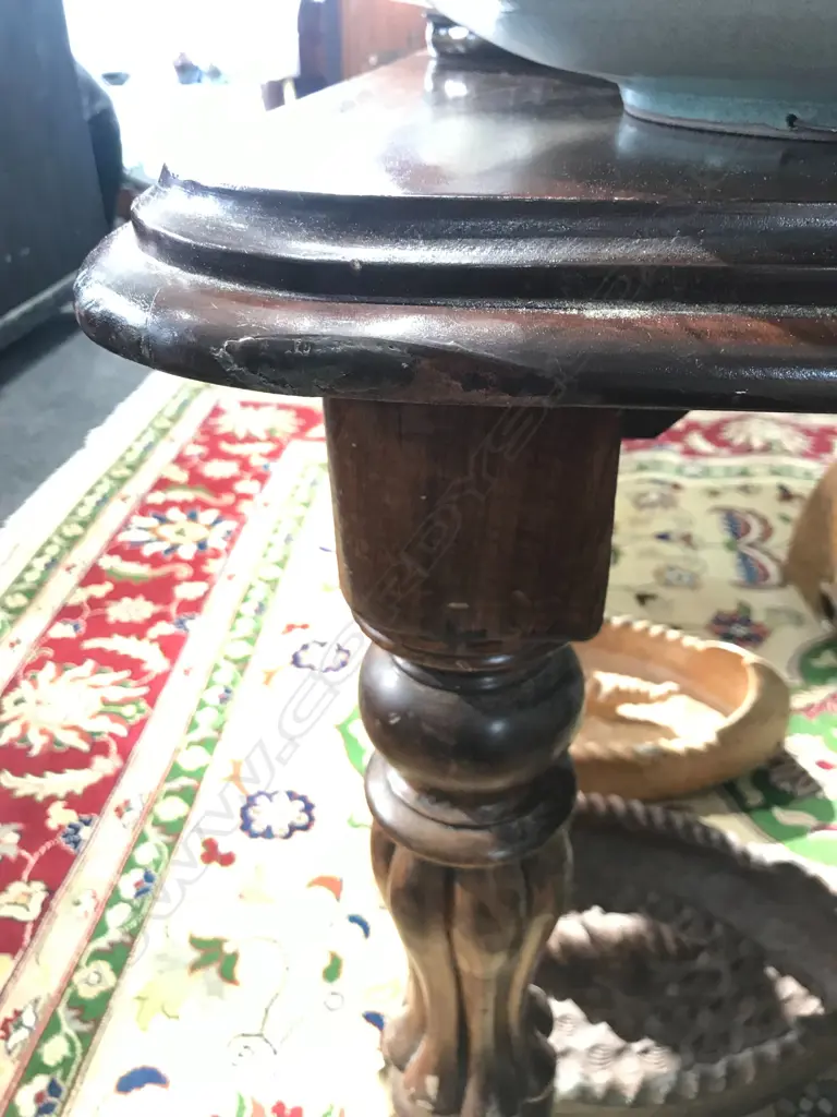 A Victorian eight-seater mahogany dining table Image 1++