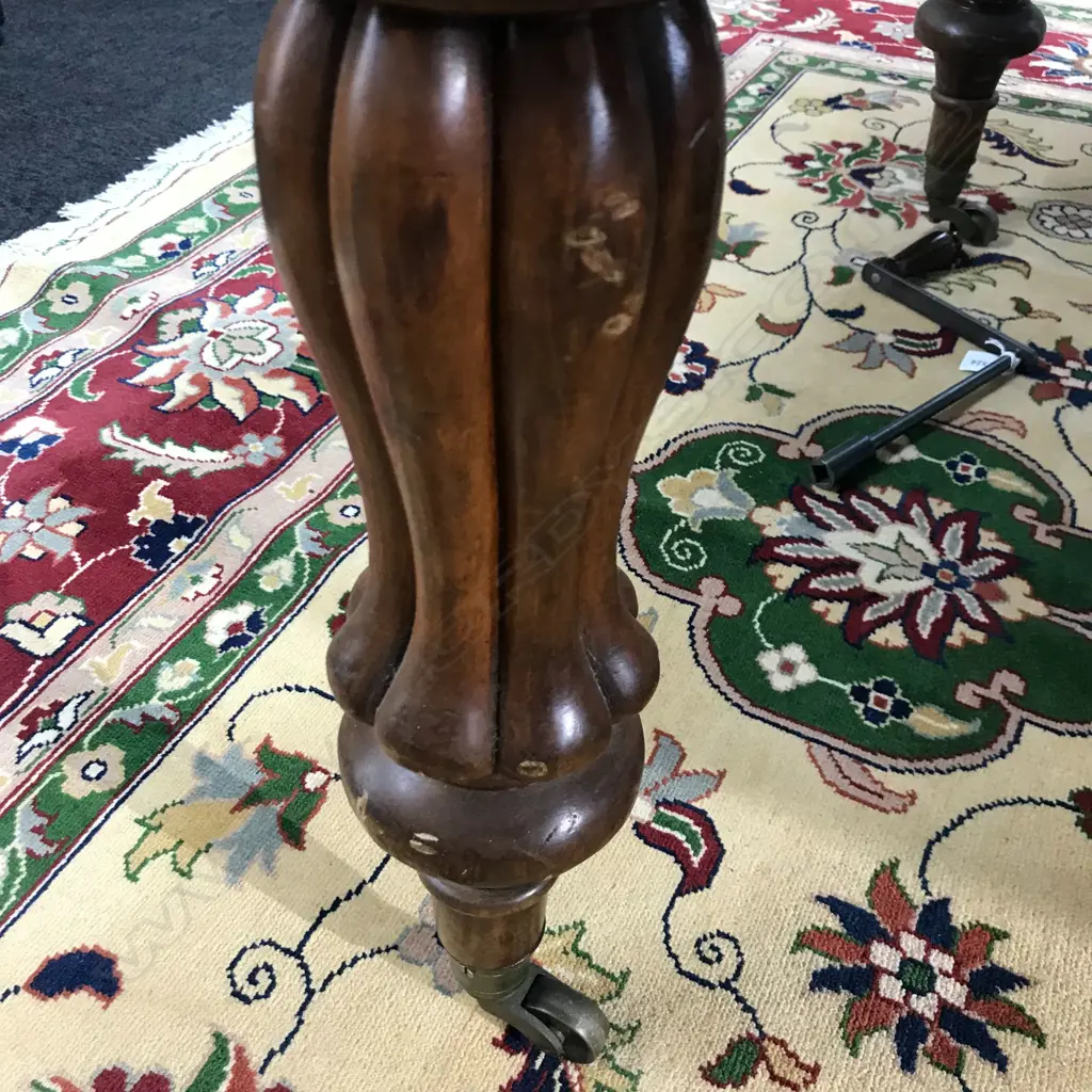 A Victorian eight-seater mahogany dining table Image 1++