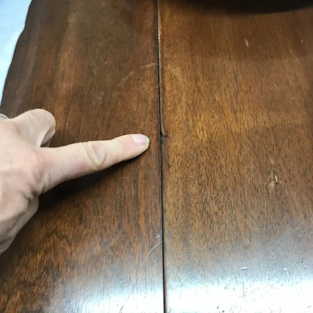 A Victorian eight-seater mahogany dining table Image 1++
